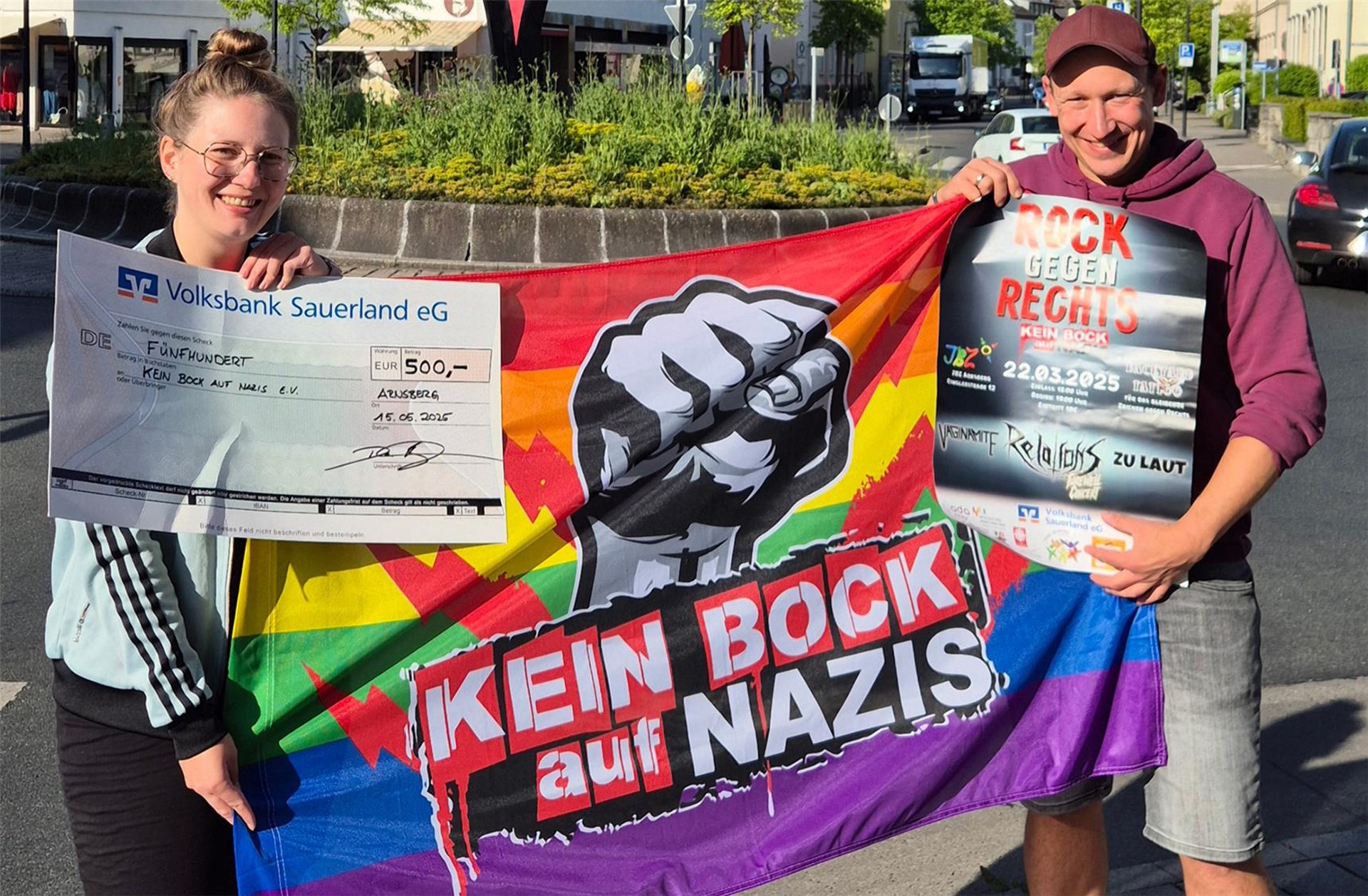 zwei Personen stehen von dem Banner "Kein Bock auf Nazis".