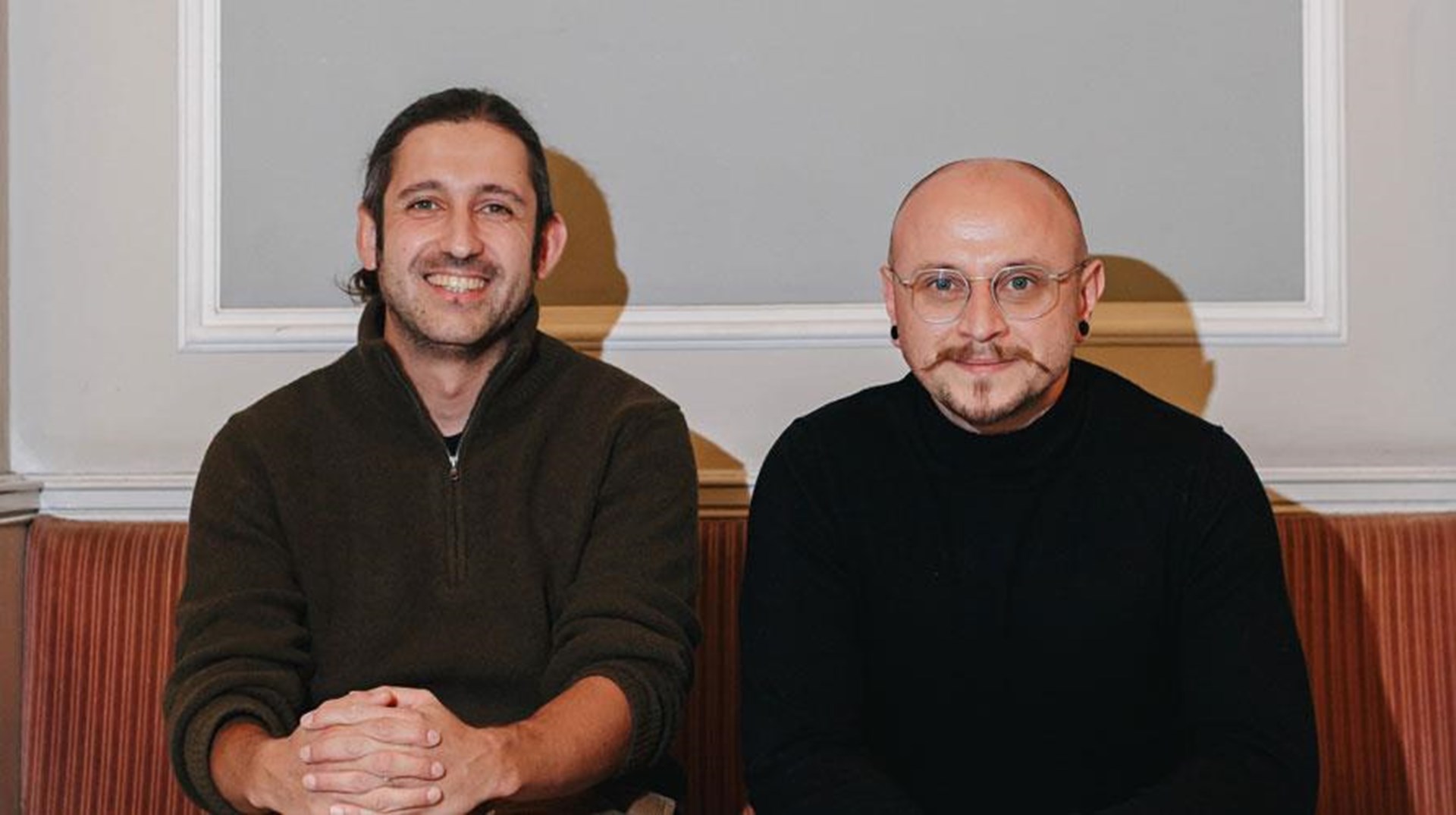 Portrait Max Gede und Yuriy Krotov von Makosa e.V. sitzend auf einer Couch
