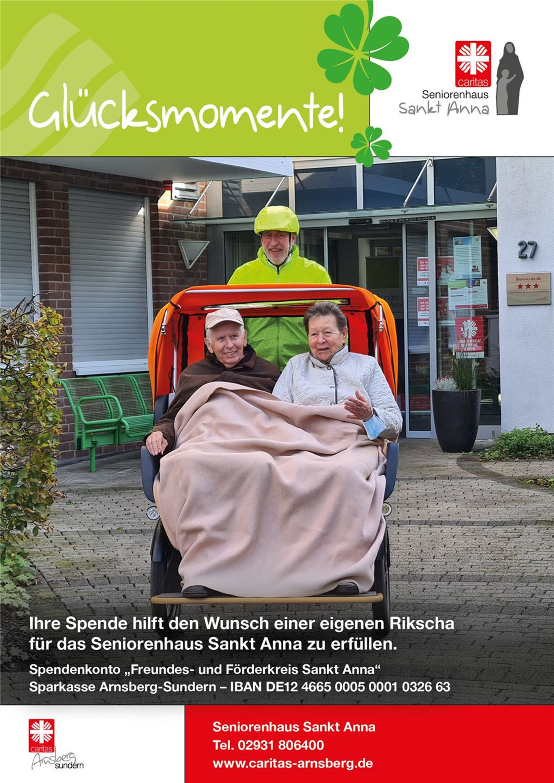 Zwei Senioren fahren gemeinsam mit einer Rikscha.