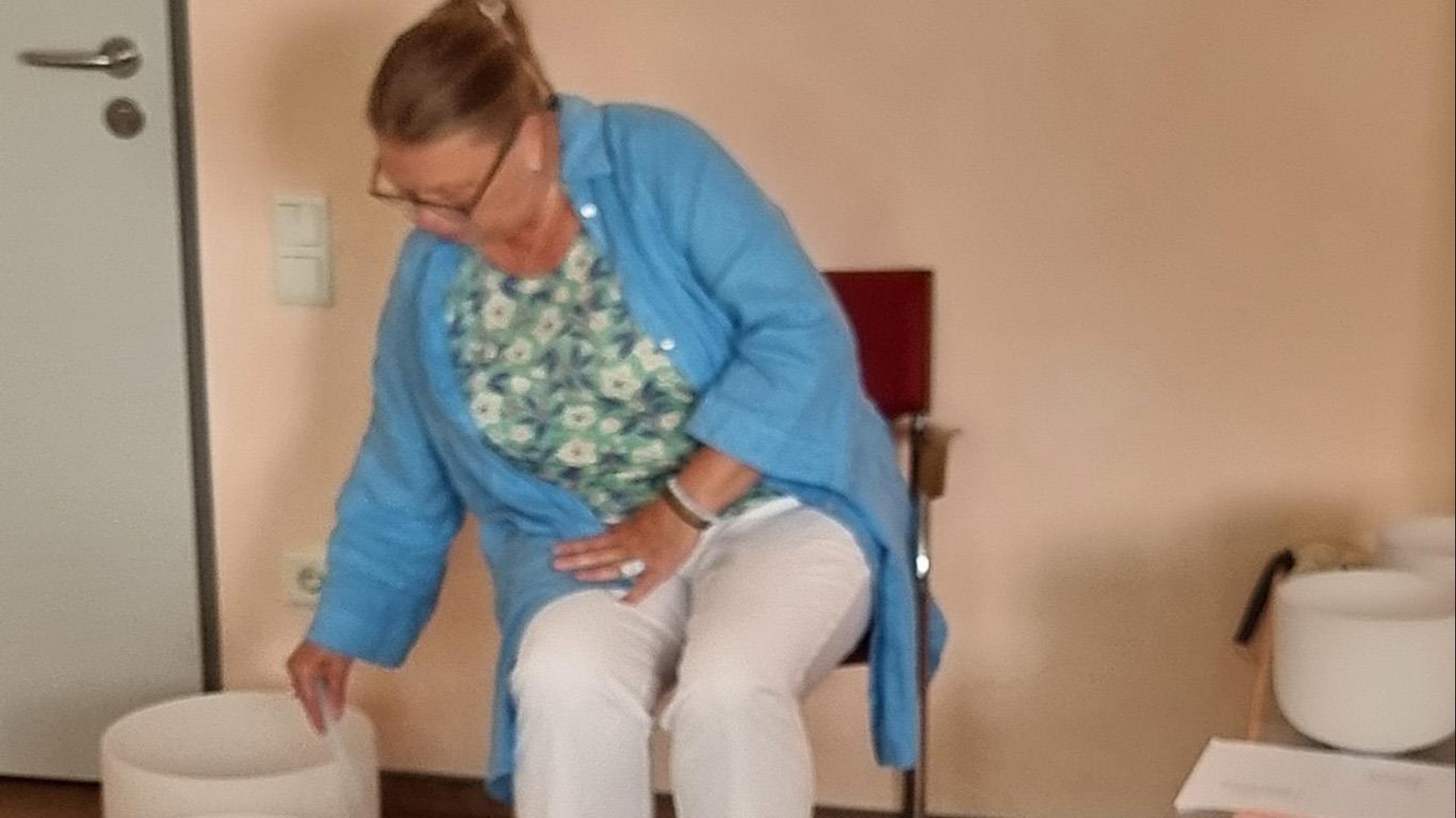 Klangschalen werden zum Klingen gebracht
