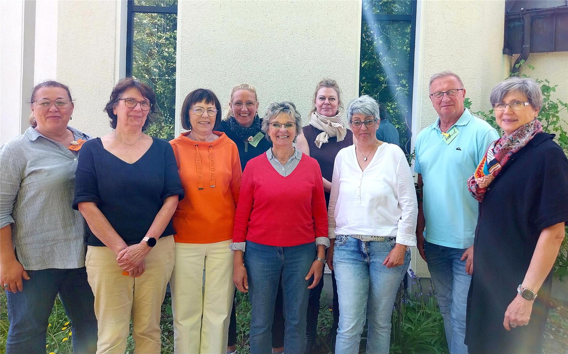 Auf dem Gruppenfoto stellen sich die neuen Lesepat:innen vor
