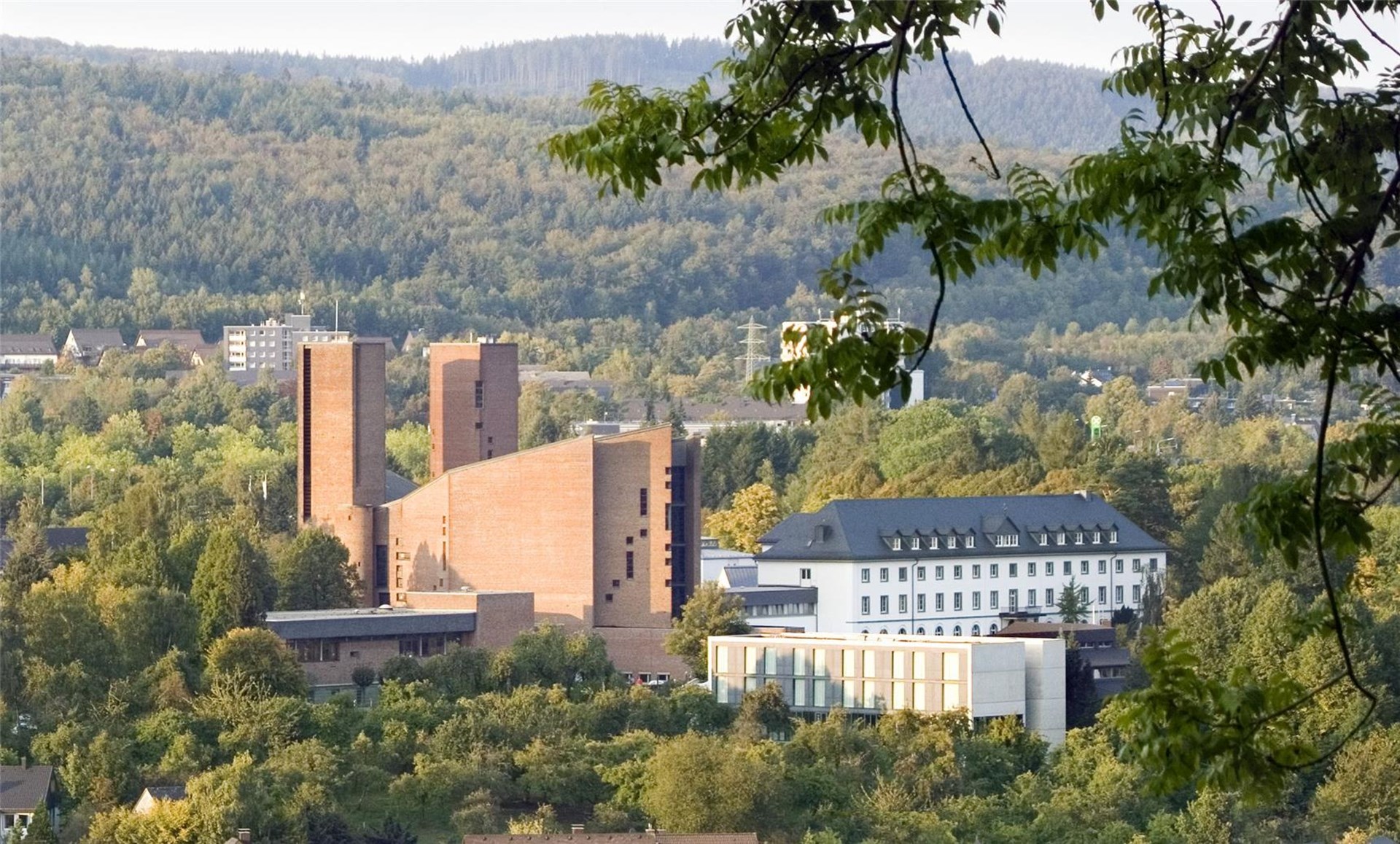 Die Außenansicht der Abtei Königsmünster