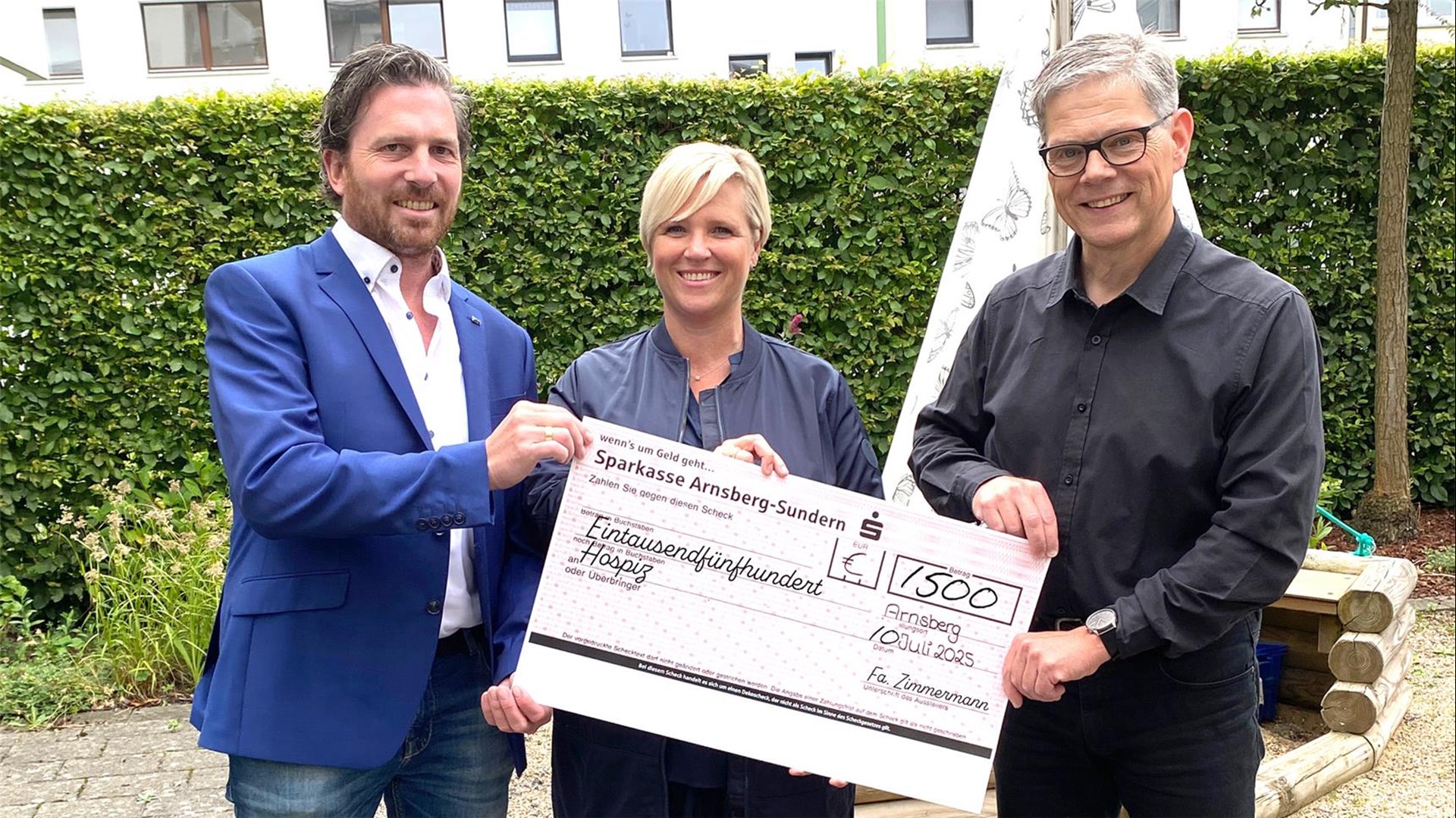 Gunnar Brandt, Hospizleitung, Sabine und Andreas Zimmermann vom Beerdigungsinstitun bei der Scheckübergabe.