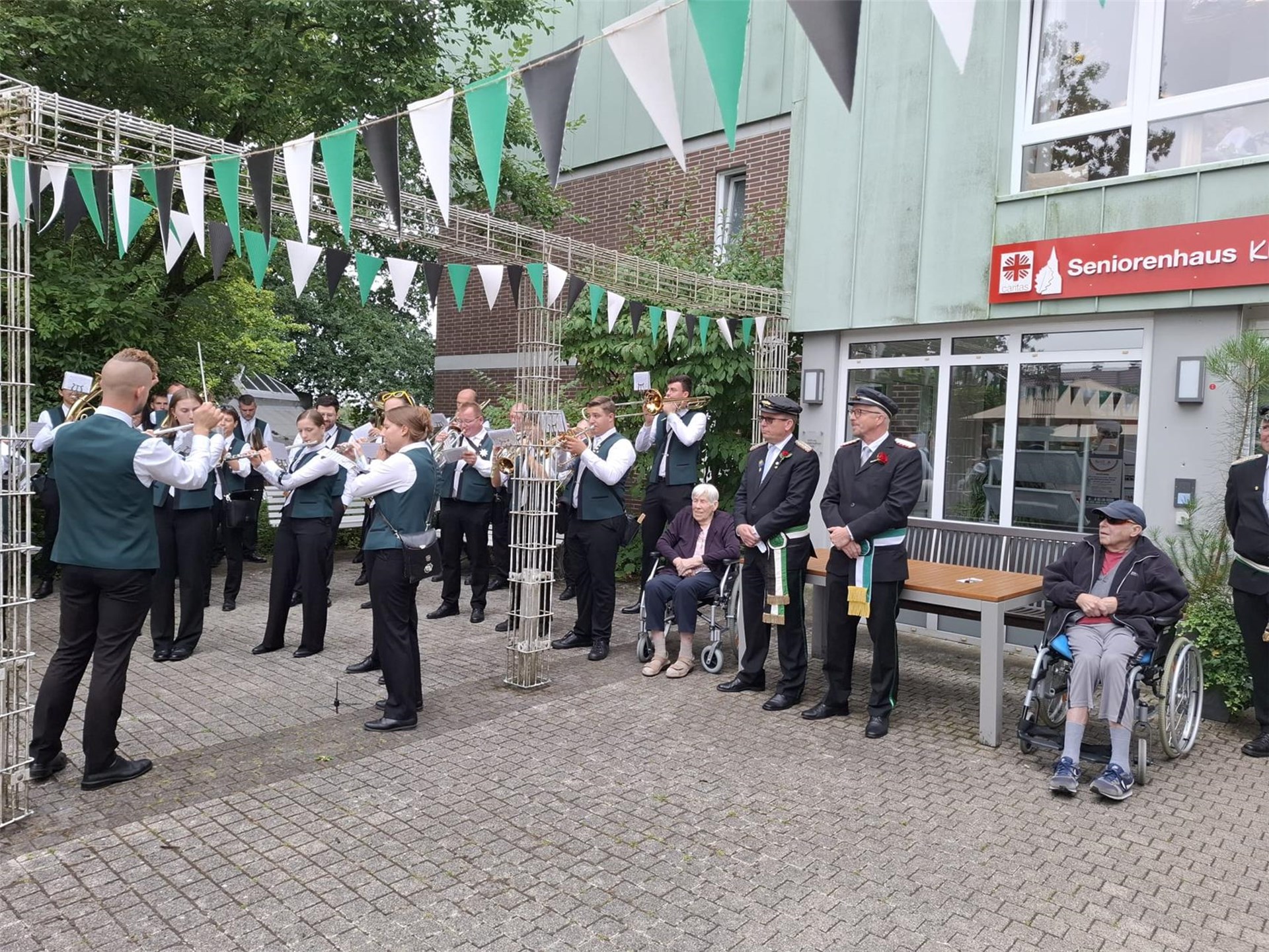 Das Orchester des Jägervereins Neheim spielt vor dem Seniorenhaus Klostereichen