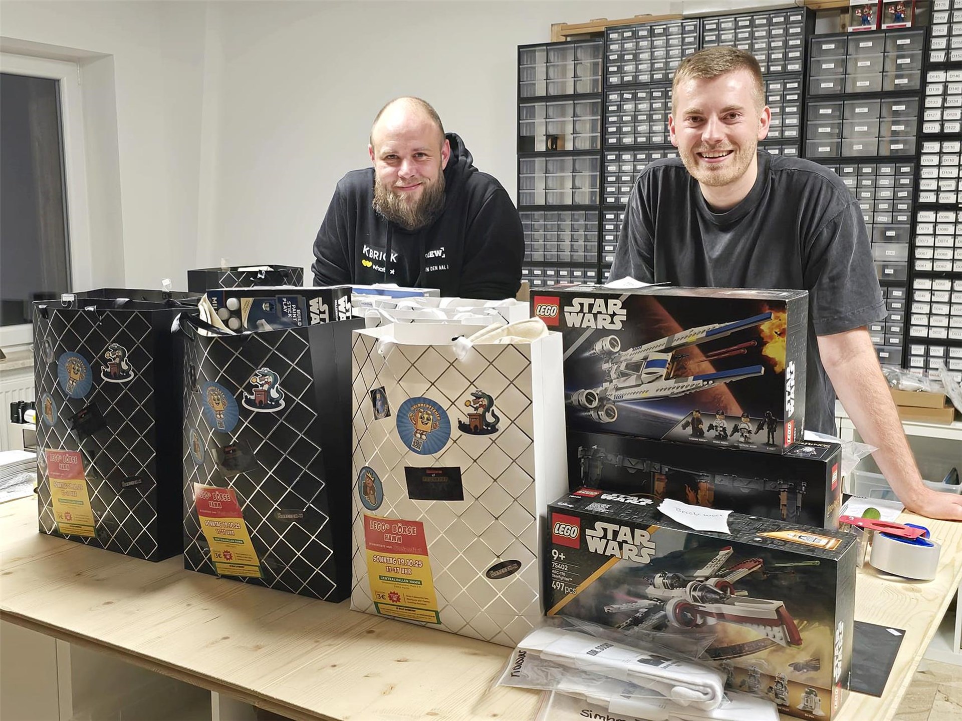 vlnr.: Fabian Keller und Marius Strätgen zeigen einige der LEGO-Sets, die sie zugunsten des ambulanten Hospizdienstes Sternenweg versteigert haben. 