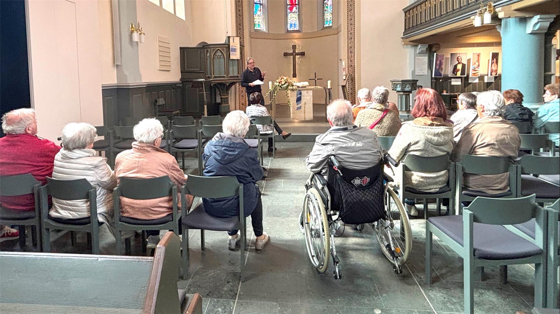 Blick in der Kirche vom Zuschauerraum aus auf den Altar