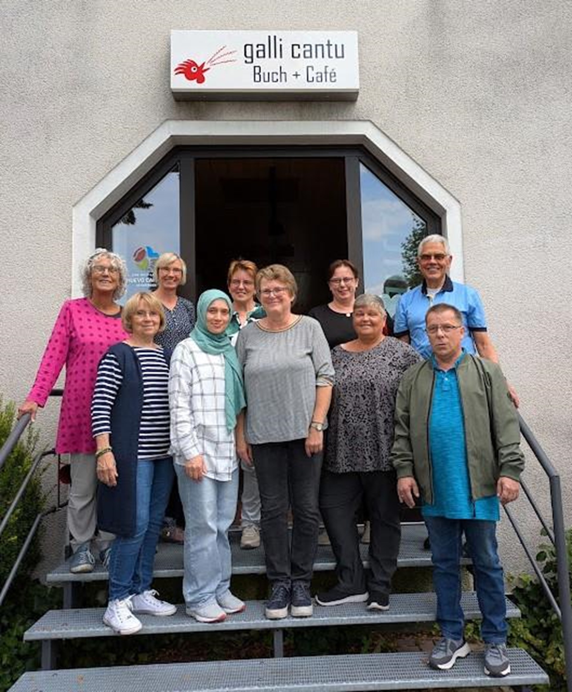 Ein Gruppenfoto vor dem Café Calli-Cantu
