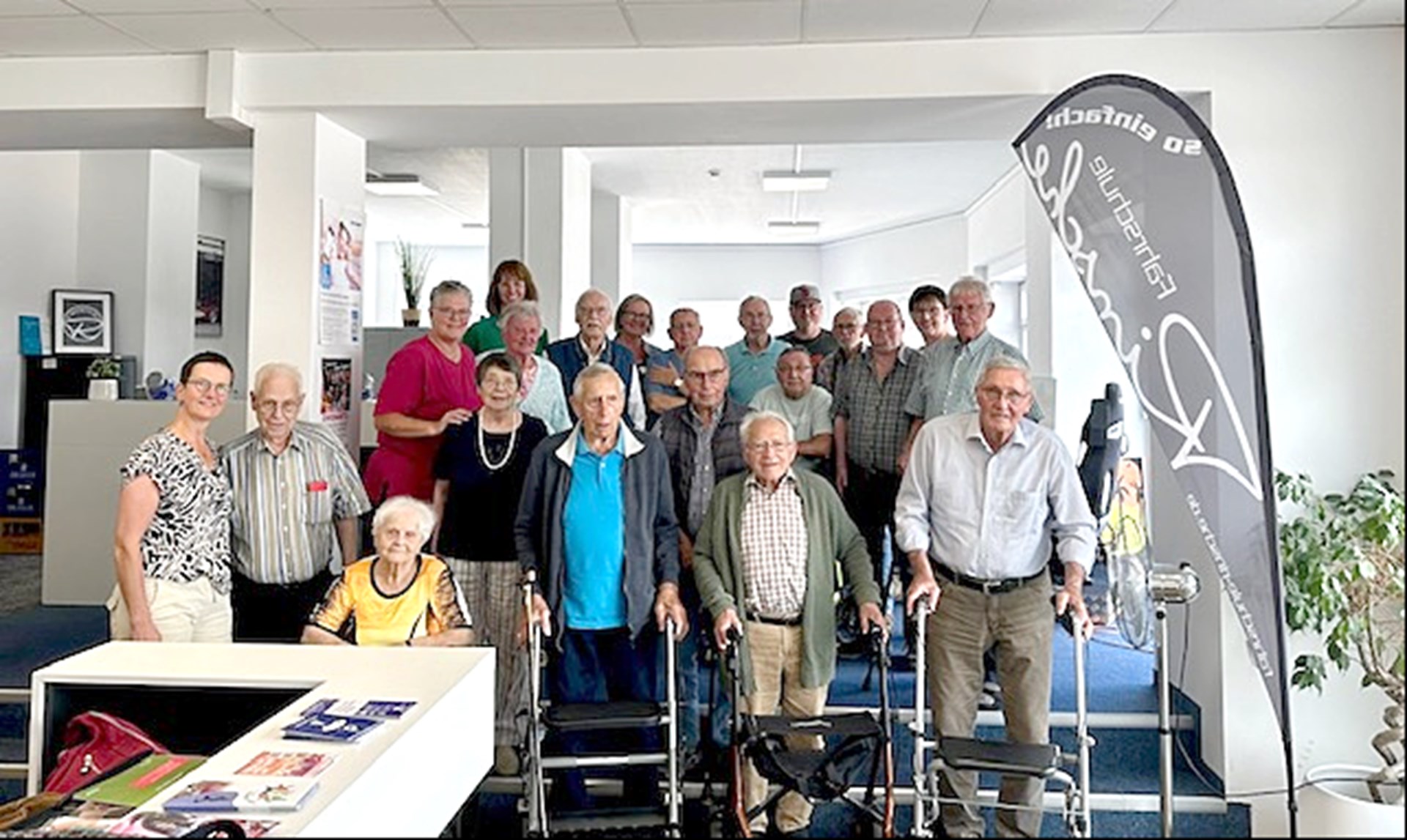 Die Gäste der Tagespflegen, Begleitpersonan, Sebastian Westhoff und Björn Rinsche von der Fahrschule stehen für ein Gruppenfoto zusammen. 